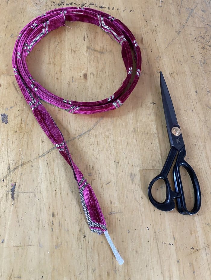 Upholstery single piping with scissors