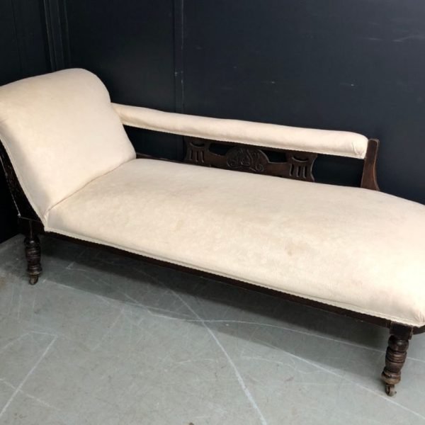Chaise longue before photo in white fabric