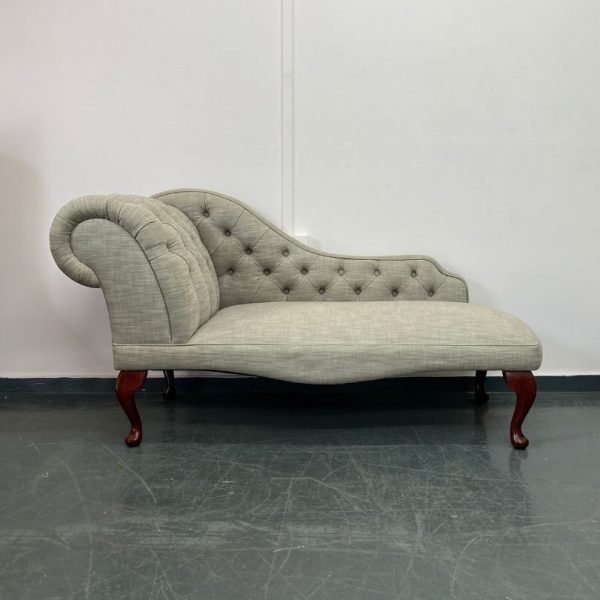Chaise longue in grey fabric with button back