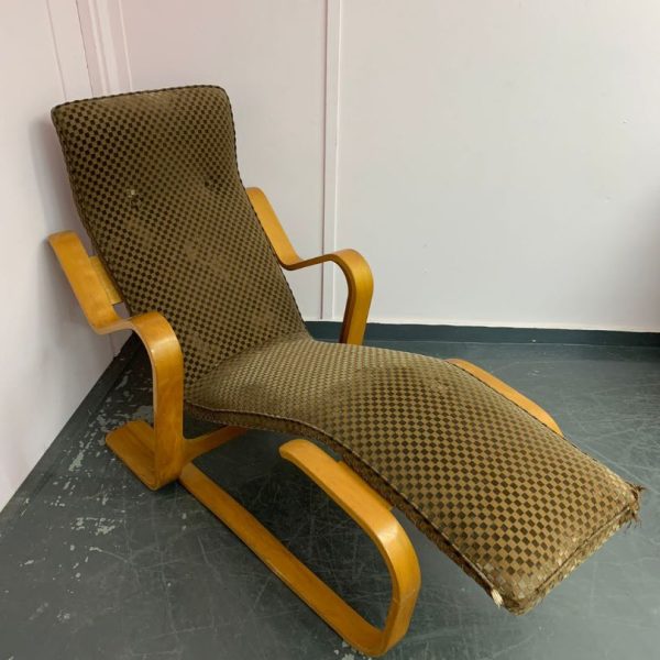 Wooden frame chaise longue in need of reupholstery
